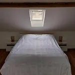 Large Private Near Center With Free Public Parking בית אירוח